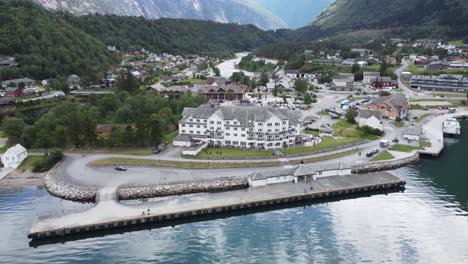 Hotel-De-Calidad-Vøringsfoss-Y-Centro-De-La-Ciudad-De-Eidfjord---Vista-Aérea-Acercándose-Al-Hotel-Desde-La-Costa-Con-El-Valle-De-Mabodalen-En-El-Fondo---Noruega