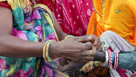 Mujer-India-De-Aldea-Rural-Ata-Pooja-O-Pulsera-Puja-En-La-Muñeca-De-Un-Amigo-Como-Concepto-De-Hermandad