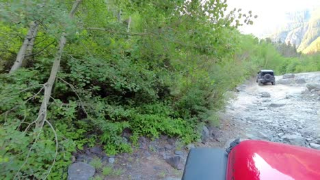 Doppelte-Zeit,-POV-Eines-Mannes,-Der-Seinen-Freund-Durch-Eine-Holprige-Stelle-Auf-Dem-Poughkeepsie-Gulch-Trail-In-Den-San-Juan-Mountains-Entdeckt