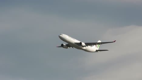 Passenger-airliner-jet-ascending-from-airport,-isolated-on-cloudy-sky