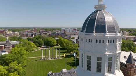 Langsamer-Luftflug-Am-Glockenturm-Der-Universität-Von-Missouri-Vorbei