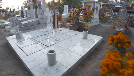 Foto-De-Viaje-De-Tumbas-Adornadas-Con-Flores-De-Caléndula-De-Cempasuchil-Para-La-Celebración-Del-Día-De-Los-Muertos-En-México-Puebla-Cholula