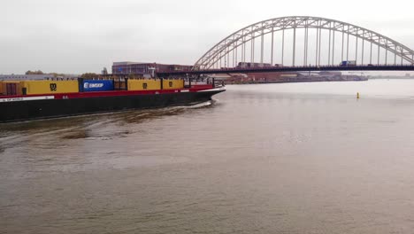 Buque-De-Carga-Bolero-Acercándose-Al-Puente-Sobre-El-Norte-En-Hendrik-ido-ambacht