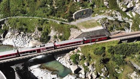 Antena:-Tren-Rojo-Cruzando-Un-Puente-Y-Entrando-En-Un-Túnel-Cerca-Del-Puente-Del-Diablo