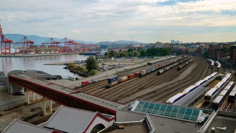 Vista-Desde-La-Estación-Frente-Al-Mar-De-Los-Astilleros-De-Carga,-La-Terminal-De-Autobuses-Marítimos-Y-El-Puerto-De-Vancouver-En-Columbia-Británica,-Canadá