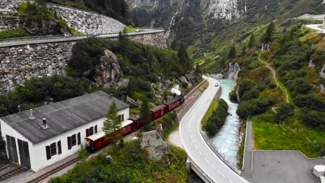 Luftaufnahme:-Dampfzug-Entlang-Einer-Straße-Und-An-Der-Rhone