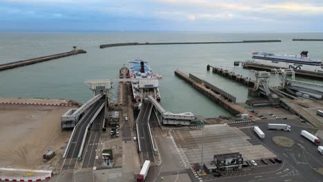 Puerto-De-Dover,-Terminal-De-Ferry-Kent-Inglaterra,-Material-De-Archivo-Aéreo-4k