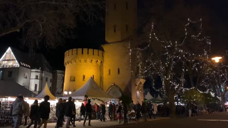 Weihnachtsmarktstände-Mit-Festlicher-Beleuchtung-In-Der-Nähe-Des-Kölner-Hafens-Und-Des-Schokoladenmuseums