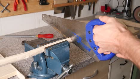 Cortar-Varillas-De-Madera-Con-Sierra-Manual-En-Llave-De-Taller