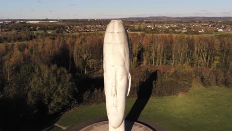 El-Sueño-Escultura-Audaz-Bosque-Punto-De-Referencia-Cara-Obelisco-Estatua-Vista-Aérea-St-Helens-Elevándose-Hacia-Adelante-Inclinar-Hacia-Abajo