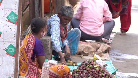 Pobre-Anciano-Y-Mujer-Vendedor-Ambulante-Vendiendo-Frutas-En-La-Calle,-Tiro-A-Cámara-Lenta