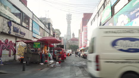 Una-Calle-Típica-En-El-Centro-Histórico,-Ciudad-De-México-Con-Vendedores-Ambulantes-De-Comida,-Tiendas-Minoristas,-Una-Iglesia-Histórica-Y-Una-Torre-Satelital-Al-Fondo