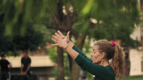 Scene-with-fitness-instructor-in-park,-Buenos-Aires