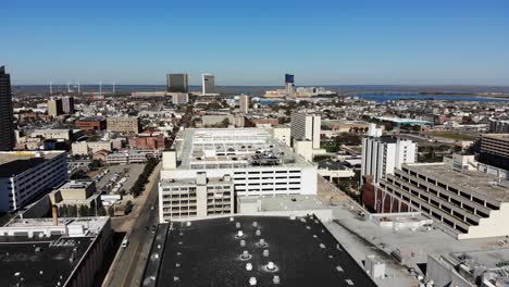 Una-Vista-Aérea-Que-Avanza-Lentamente-Del-Centro-De-La-Ciudad-Atlántica,-Nueva-Jersey