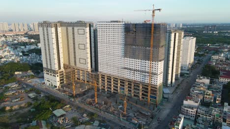 Drone-Volando-Hacia-Adelante-Muestra-Un-Edificio-En-Construcción