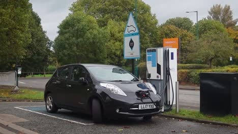 Ein-Elektroauto-Wird-Auf-Dem-Vorplatz-Einer-Normalen-Tankstelle-–-Pfarrhaus-Lane-In-Guisborough-–-Aufgeladen