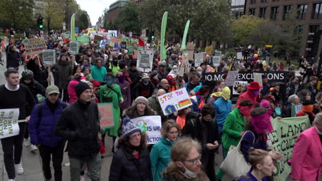 Tausende-Menschen-Marschieren-Am-Globalen-Tag-Der-Klimagerechtigkeit-Durch-Die-Hauptstadt,-Während-In-Glasgow-Der-Cop-26-Gipfel-Stattfindet