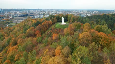 Aéreo:-La-Colina-De-Las-Tres-Cruces-Con-El-Panorama-De-La-Ciudad-De-Vilnius-En-Otoño