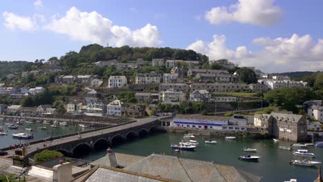 Vistas-Al-Histórico-Pueblo-Pesquero-De-Looe-Con-Su-único-Puente-En-Cornualles,-Inglaterra,-Reino-Unido