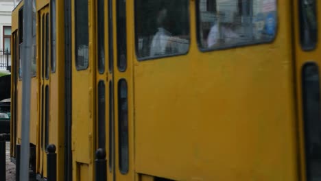 Oldtimer-Straßenbahn-Mit-Passagieren,-Die-Auf-Der-Gepflasterten-Straße-In-Lemberg,-Ukraine,-Vorbeifahren