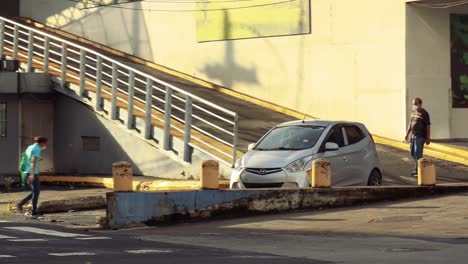 Vehículo-Turístico-Bajando-Una-Rampa-En-Medio-De-La-Ciudad-De-Panamá-Donde-Cruza-El-Coche-De-Policía