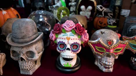 Los-Adornos-Decorativos-De-Calaveras-Con-Tema-De-Halloween-Se-Venden-En-Una-Tienda-Días-Antes-De-Halloween-En-Hong-Kong