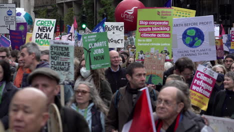 Tausende-Menschen-Marschieren-Am-Globalen-Tag-Der-Klimagerechtigkeit-Durch-Die-Hauptstadt,-Während-In-Glasgow-Der-Cop-26-Gipfel-Stattfindet