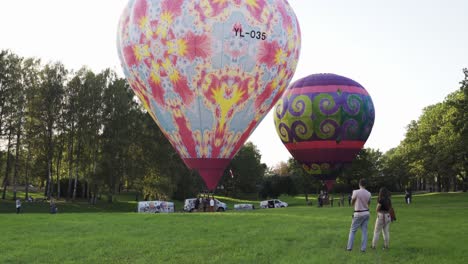 Globos-Aerostáticos-Listos-Para-Volar,-Vista-Manual