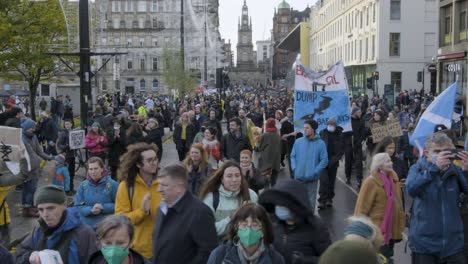 über-250000-Menschen-Marschieren-Während-Der-Cop26-Aus-Protest-Vom-Kelvingrove-Park-Zum-Glasgow-Green