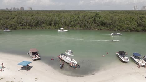 Antena-En-órbita,-Los-Floridanos-Locales-Empujan-Un-Gran-Bote-Fuera-De-La-Playa-Del-Banco-De-Arena