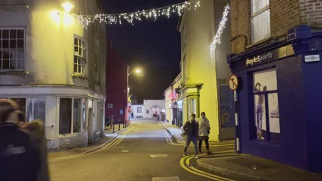 Dezember-In-Kinsale-Mit-Einem-Paar,-Das-Spazieren-Geht,-Und-Jungen,-Die-Vorbeikommen