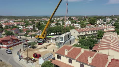 Nueva-Propiedad-En-Construcción-Y-Una-Gran-Grúa-Levantando-Casas-Modulares-En-Su-Lugar