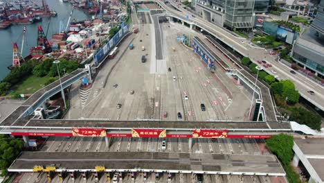 Salida-Y-Entrada-De-La-Carretera-De-Peaje-Tsim-Sha-Tsui-De-West-Kowloon-Con-Tránsito,-Vista-Aérea