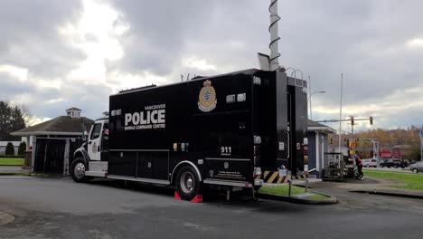 Una-Unidad-De-Un-Centro-De-Comando-De-Policía-Móvil-Estacionado-Cerca-De-Una-Carretera-En-Abbotsford,-Colombia-Británica