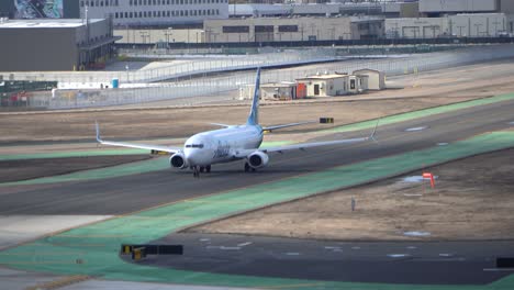 Boeing-737-prepares-for-take-off