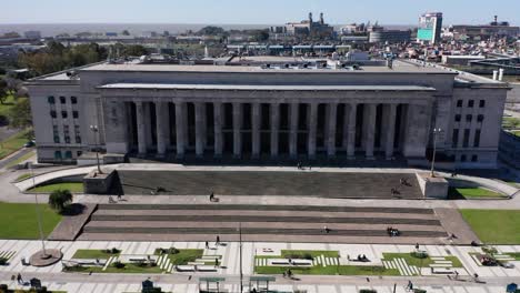 Die-Fassade-Einer-Juristischen-Fakultät-Der-Universität-Von-Buenos-Aires,-Aufgenommen-Aus-Der-Luft