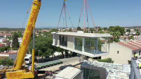 Nuevo-Edificio-Levantado-En-Su-Lugar-Por-Una-Gran-Grúa-Potente-En-Un-Entorno-Urbano