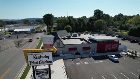 Empuje-Aéreo-Hacia-La-Primera-Ubicación-De-Los-Pollos-Fritos-De-Kentucky-En-Corbin,-Kentucky.