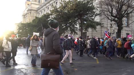 Viele-Menschen-Versammelten-Sich-Bei-Protesten-Gegen-Corona-Maßnahmen-In-Wien,-Österreich