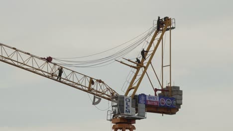 Un-Equipo-De-Ingenieros-Especializados-Montando-Una-Grúa-Alta-En-Un-Proyecto-De-Construcción-En-Pathum-Thani,-Tailandia