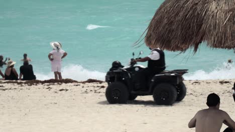 Policía-Patrullando-En-Un-Quadbike-En-Una-Playa-Caribeña