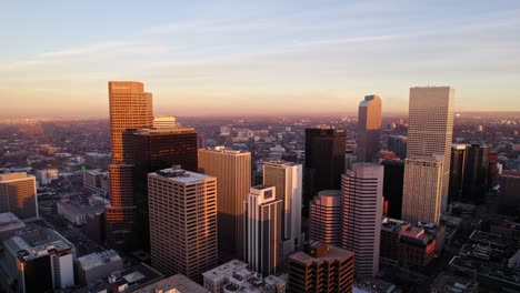 Vista-Aérea-De-Drones-Del-Horizonte-Del-Centro-De-Denver-Colorado-Durante-La-Hermosa-Puesta-De-Sol-De-La-Hora-Dorada