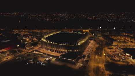 Vista-Aérea-Volando-Hacia-La-Espectacular-Arena-Zagreb-Por-La-Noche