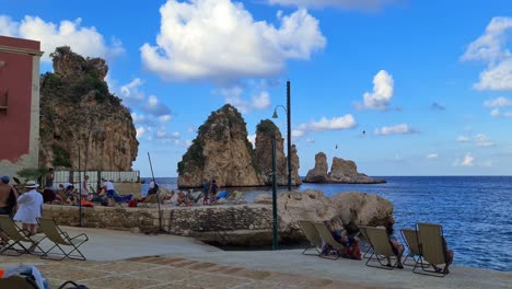 Menschen-Genießen-Das-Blaue-Meer-Aus-Stapeln-Oder-Faraglioni-Von-Scopello-In-Sizilien