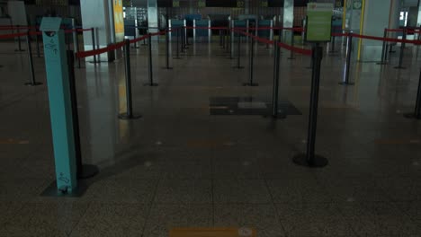 Tiro-Inclinado-Hacia-Arriba-De-Un-Mostrador-De-Facturación-De-Equipaje-Vacío-En-El-Aeropuerto-De-Madeira-En-Portugal-Después-De-Que-Se-Prohibieran-Muchos-Vuelos-Después-De-Un-Aumento-En-Los-Casos-De-Covid-En-El-País