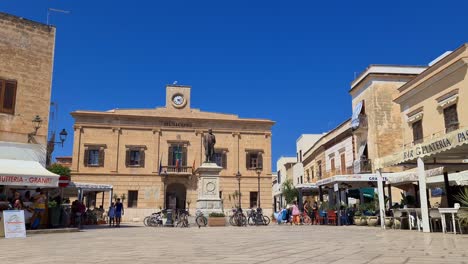 Einzigartiger-Blick-Aus-Der-Tiefe-Auf-Das-Rathaus-Auf-Der-Piazza-Europa-Auf-Der-Insel-Favignana-In-Sizilien