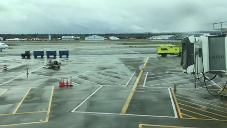 Zeitraffer-Am-Flughafen-Gate-Nach-Einem-Sturm