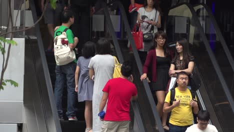 Cámara-Lenta-De-Chinos-En-Escaleras-Mecánicas-En-Hong-Kong-Antes-De-Covid19