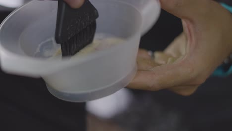 Preparación-De-Crema-Para-El-Cabello-En-Un-Salón-De-Belleza