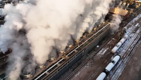 Toma-Aérea-De-Ventiladores-De-Aletas-En-La-Refinería-En-El-Lago-Salado-Del-Norte-De-Utah